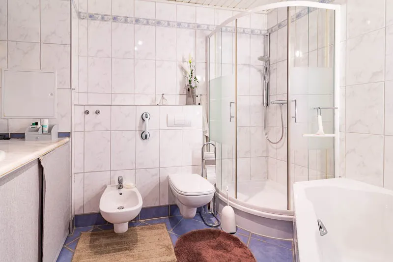 Modernes Badezimmer mit Badewanne und separater Dusche – für Ihr Wohlbefinden.