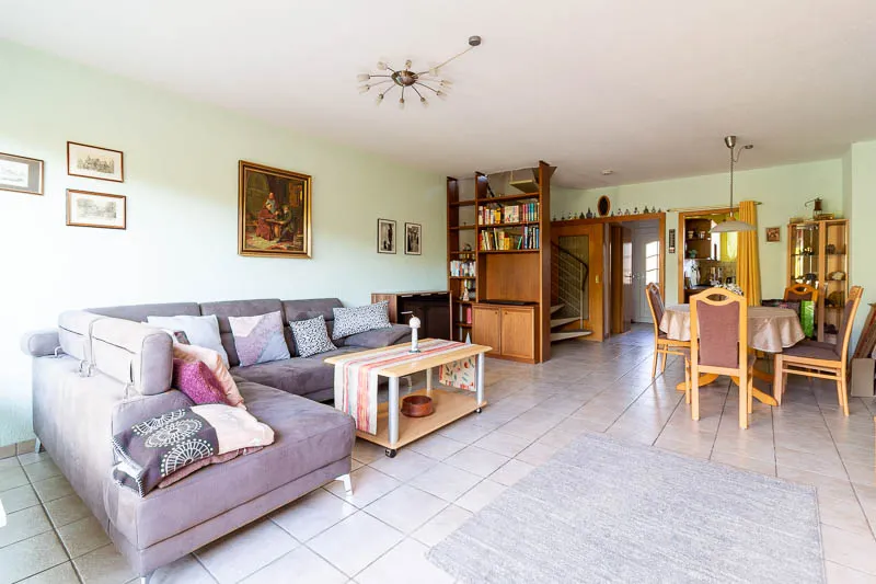 Offenes und einladendes Wohnzimmer, das modernen Komfort mit gemütlicher Atmosphäre verbindet.