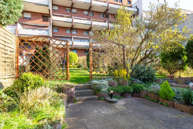 Südlich ausgerichteter Garten mit viel Sonnenlicht – der perfekte Ort für entspannte Tage im Freien.