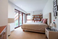 Große Fenster, dezente Farben und ein eleganter Grundriss laden zum Entspannen und Abschalten ein.