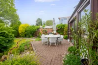 Die stilvolle Terrasse am Wintergarten bietet Raum für gesellige Abende und entspannte Stunden im Garten.