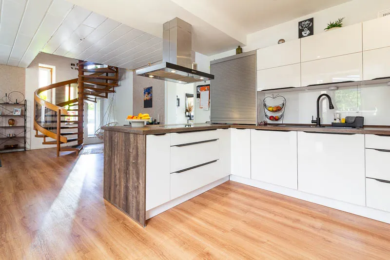 Ein Raum voller Möglichkeiten: Kochen, Leben und Genießen in stilvollem Ambiente.