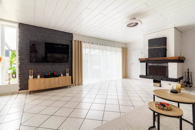 Behagliche Atmosphäre: Der Kamin schafft Wärme und Charakter im modernen Wohnambiente.