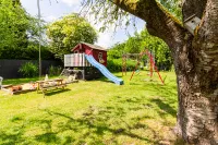 Viel Platz zum Toben, Spielen und Entdecken – ein Familiengarten, wie er sein soll.