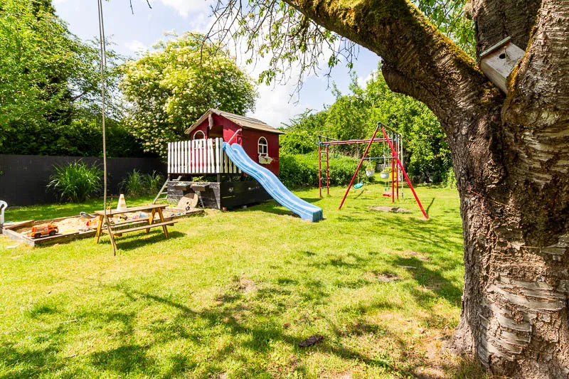 Viel Platz zum Toben, Spielen und Entdecken – ein Familiengarten, wie er sein soll.