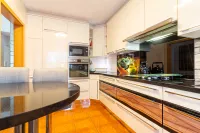 Harmonisch gestalteter Küchenraum mit großzügigem Grundriss – perfekt für schöne Kochabende.