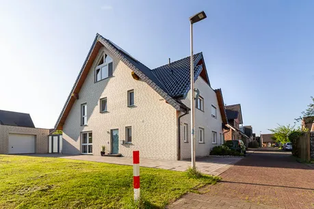 Repräsentative Doppelhaushälfte in moderner Klinkeroptik mit großer Einfahrt, Garage und gepflegtem Vorgarten – ein Zuhause mit Charakter.