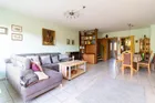 Offenes und einladendes Wohnzimmer, das modernen Komfort mit gemütlicher Atmosphäre verbindet.
