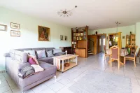 Offenes und einladendes Wohnzimmer, das modernen Komfort mit gemütlicher Atmosphäre verbindet.