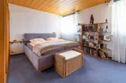 Geräumiges Schlafzimmer mit viel natürlichem Licht – Ihr persönlicher Rückzugsort.