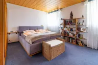 Geräumiges Schlafzimmer mit viel natürlichem Licht – Ihr persönlicher Rückzugsort.