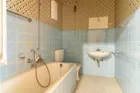 Charmantes Retro-Badezimmer – bereit für Ihre Modernisierungsideen.