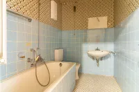 Charmantes Retro-Badezimmer – bereit für Ihre Modernisierungsideen.