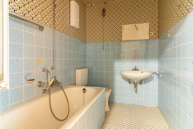 Charmantes Retro-Badezimmer – bereit für Ihre Modernisierungsideen.