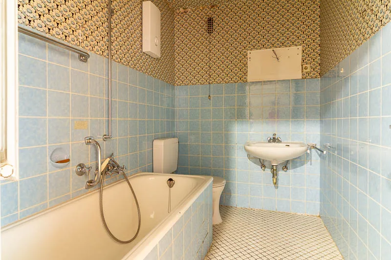 Charmantes Retro-Badezimmer – bereit für Ihre Modernisierungsideen.