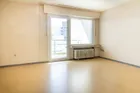Großzügiger Wohnbereich mit Zugang zum Balkon – viel Licht und Raum für kreative Ideen.