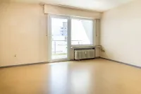 Großzügiger Wohnbereich mit Zugang zum Balkon – viel Licht und Raum für kreative Ideen.