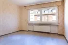 Helles Schlafzimmer mit großem Fenster – viel Potenzial für einen gemütlichen Rückzugsort.