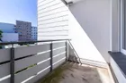 Sonniger Balkon mit Blick ins Grüne – ideal für die kleine Auszeit im Alltag.