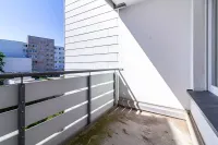 Sonniger Balkon mit Blick ins Grüne – ideal für die kleine Auszeit im Alltag.
