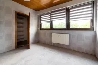 Helles Schlafzimmer mit praktischem Einbauschrank.