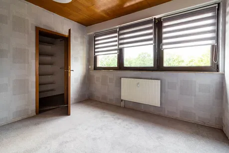 Helles Schlafzimmer mit praktischem Einbauschrank.