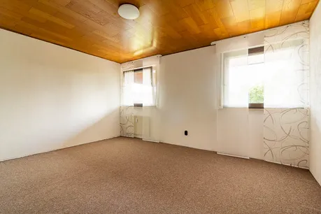 Perfekt für konzentriertes Arbeiten oder erholsamen Schlaf - ruhiges Zimmer mit Blick ins Grüne.