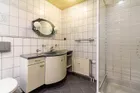 Praktisch und gepflegt – Badezimmer mit Wanne, Dusche und WC.