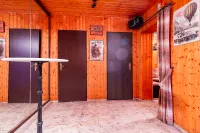 Vielseitig nutzbarer Keller mit zusätzlichem Stauraum und Spiegelwand.