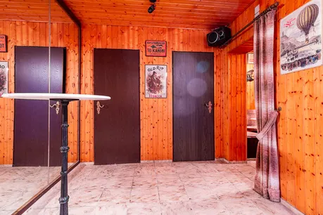 Vielseitig nutzbarer Keller mit zusätzlichem Stauraum und Spiegelwand.