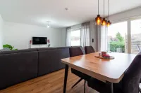 Große Fensterfronten bringen viel Tageslicht in den großzügigen Wohn- und Essbereich.