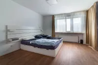 Ruhiges Schlafzimmer mit modernisierten Details und Balkonzugang.