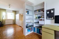 Freundliches Kinderzimmer mit Platz zum Spielen und Lernen.