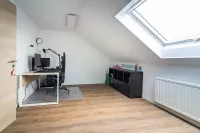 Wohnlich ausgebauter Raum im Dachgeschoss: ideal für Büro oder Gästezimmer.