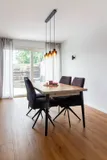 Gemütlicher Essbereich mit direkter Anbindung an Terrasse und Küche – ein idealer Treffpunkt für die ganze Familie.