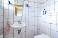 Praktisches Gäste-WC direkt im Eingangsbereich.