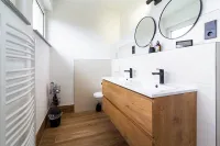 Das kernsanierte Badezimmer – moderne Ausstattung in jeder Ecke.