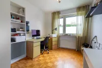Helles Kinderzimmer mit modernen Böden und Rollläden.