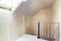 Der Flur im Dachgeschoss wartet noch auf den letzten Pinselstrich.