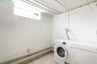 Separate Waschküche mit viel Platz für Geräte und Ordnung.