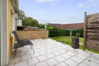 Über die Terrasse direkt in den sonnigen Garten – ideal für entspannte Stunden.