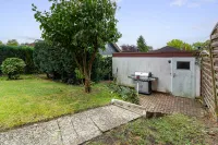 Durch Ihren Garten haben Sie einen dierketen Zugang zu Ihrer Garage.