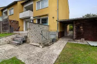 Gepflegte Rückansicht mit Terrasse und Garten – viel Platz zum Entspannen und Spielen.