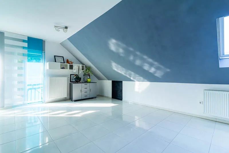 Wohnkomfort unter dem Dach: Ein offener, heller Raum für entspannte Stunden im Alltag.