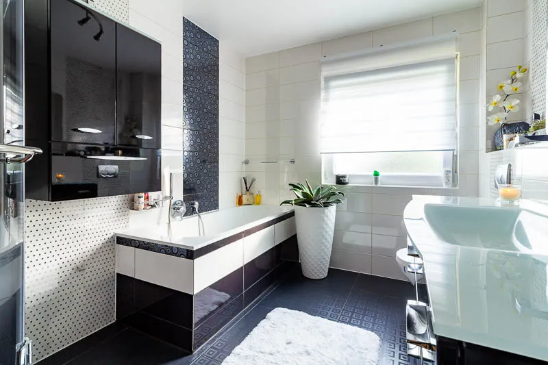 Modernes Tageslichtbad mit stilvollen Kontrasten – Entspannung in eleganter Atmosphäre.