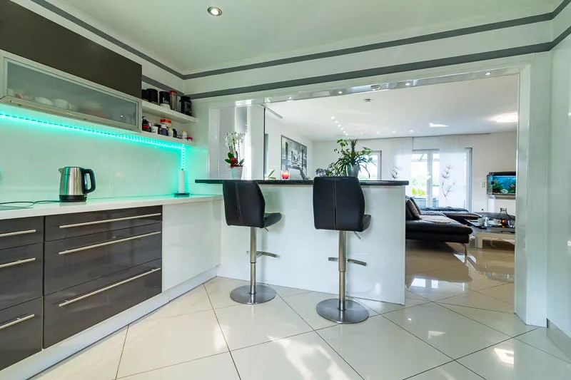 Kochen mit Verbindung zum Wohnbereich – stilvoll, offen und praktisch zugleich.