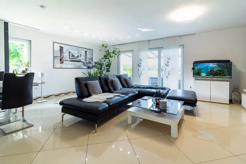 Offenes Wohnzimmer mit Blick ins Grüne – viel Licht, viel Platz, viel Wohlfühlen.