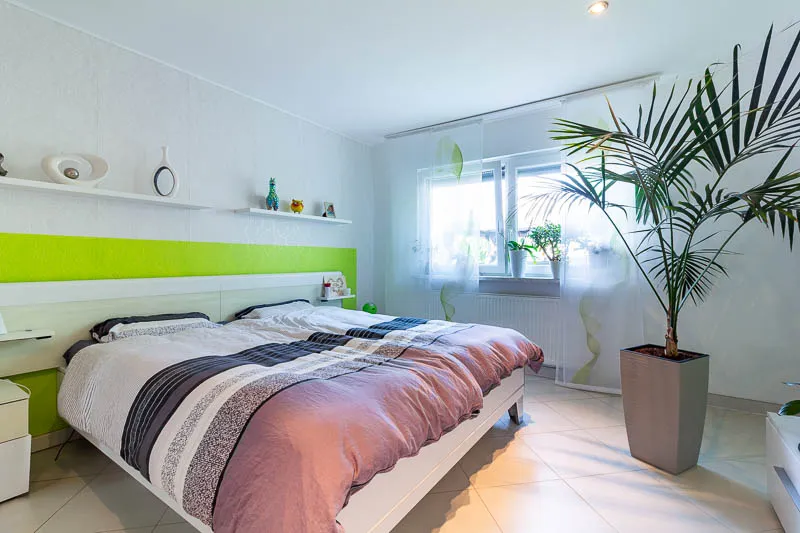 Durchdacht eingerichtet mit frischen Farbtönen – Schlafzimmer mit Charakter und Komfort.