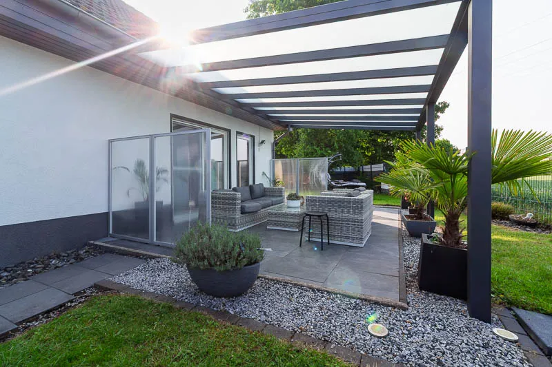 Stilvoller Outdoorbereich mit Glasüberdachung – ein Ort für gesellige Abende und ruhige Momente.