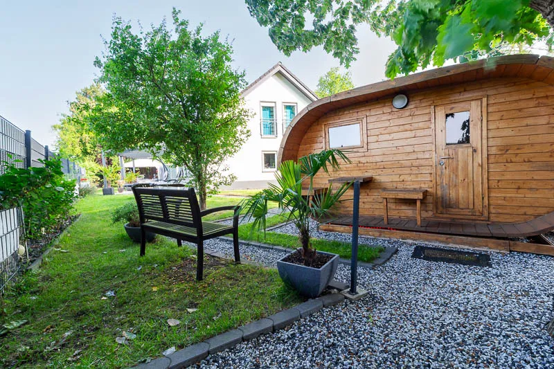 Ein Highlight im Garten: Die formschöne Außensauna bietet Wellness pur – direkt vor der Haustür.